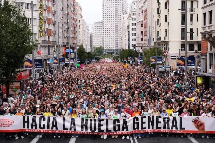 Manifestación en Madrid convocada por el Sindicato de Inquilinas para denunciar la caída de los decretos de la vivienda mientras llama a la huelga general, este sábado. Foto: Borja Sánchez-Trillo (EFE)