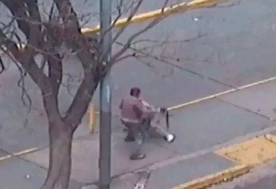 Provincia de Córdoba: le quisieron cobrar estacionamiento y los enfrentó a cintazos.