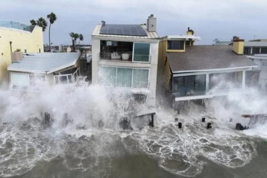 Las olas de tormenta generadas por la tormenta tropical Rachel azotan el paseo marítimo y las viviendas de Long Beach, California, el 11 de octubre de 2026.