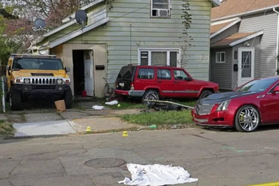 Una sábana ensangrentada yace detrás de una cinta policial en una vivienda donde nueve personas murieron en un tiroteo masivo en Erie, Pensilvania, Estados Unidos, el 10 de octubre de 2026.