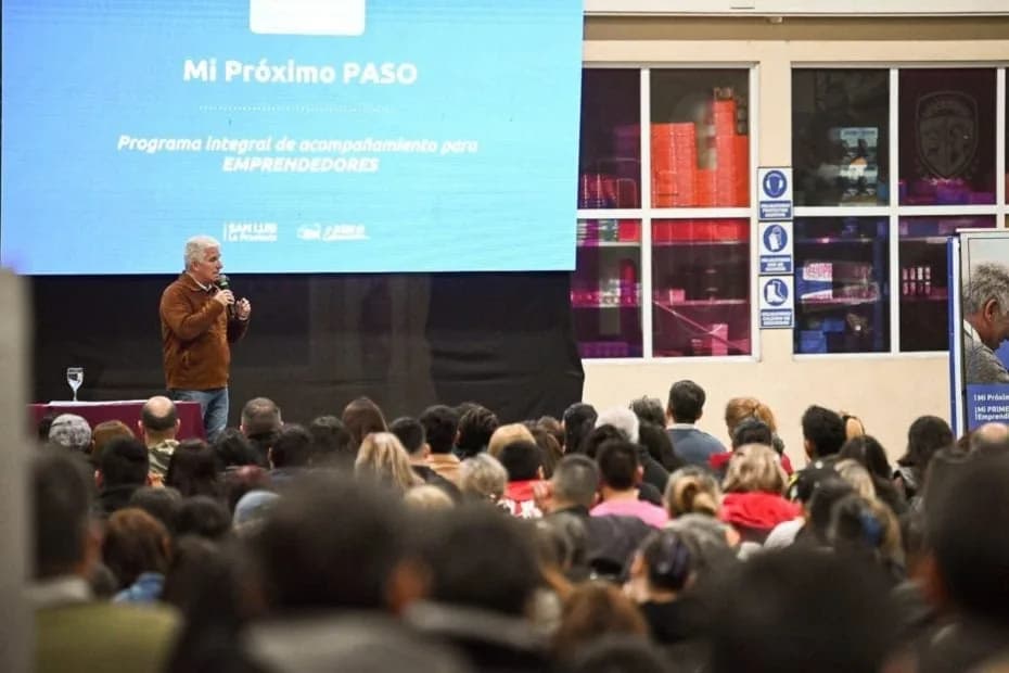 El gobernador Claudio Poggi en el acto donde anunció la beca de capacitación.