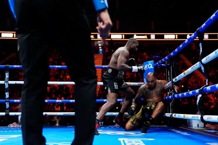El boxeador Daniel Dubois, a la izquierda, derriba a Fabio Wardley durante su combate por el título mundial de peso pesado de la OMB, el sábado 17 de octubre de 2025, en Londres.