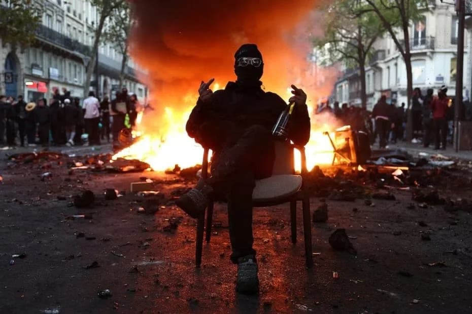 Los manifestantes provocaron incendios y destrozos en varias ciudades del país