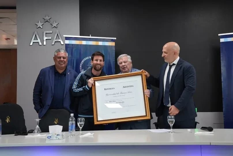 Messi recibiendo el título.