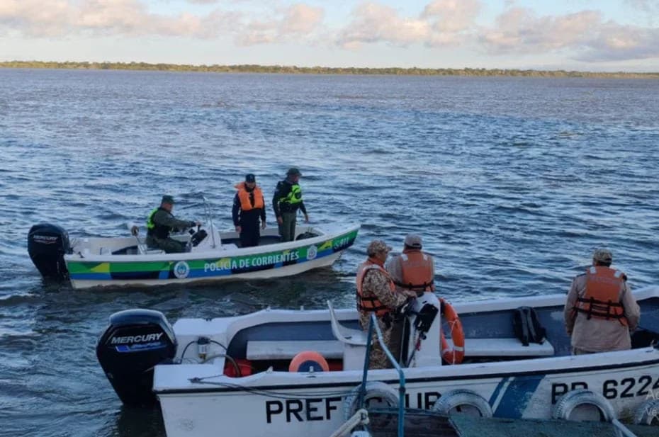 Efectivos policiales de la localidad de Bella Vista y personal de Prefectura Naval rastrillan contrarreloj las aguas del Paraná.
