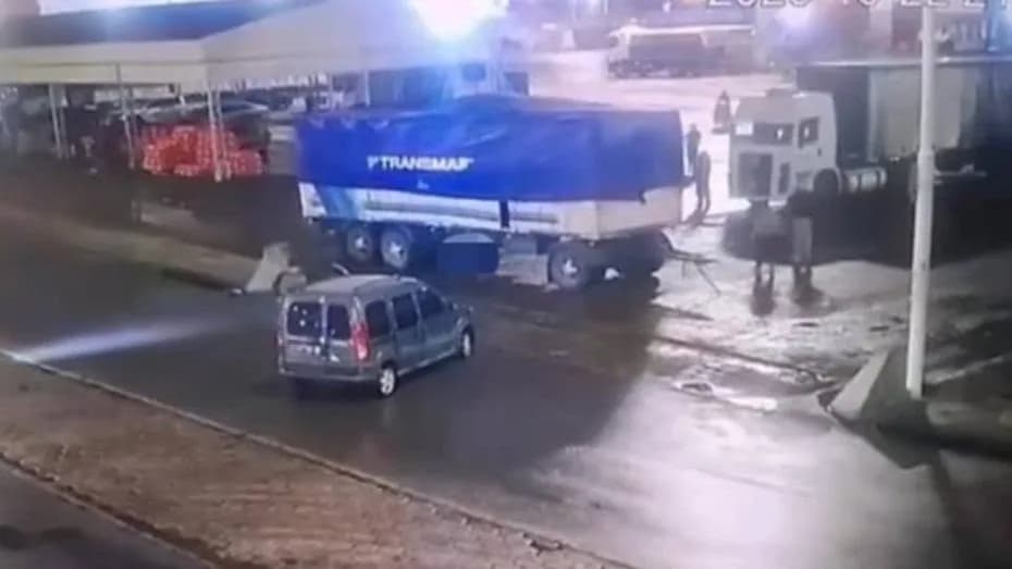Una joven murió atropellada por el acoplado de un camión en el Mercado Central.