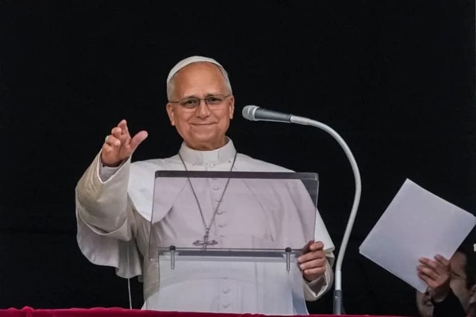 El papa León XIV se ve en la ventana de su estudio en el Palacio Apostólico sobre la plaza de San Pedro del Vaticano para ofrecer la bendición tradicional del mediodía tras la oración del Angelus, el domingo 18 de octubre de 2026.