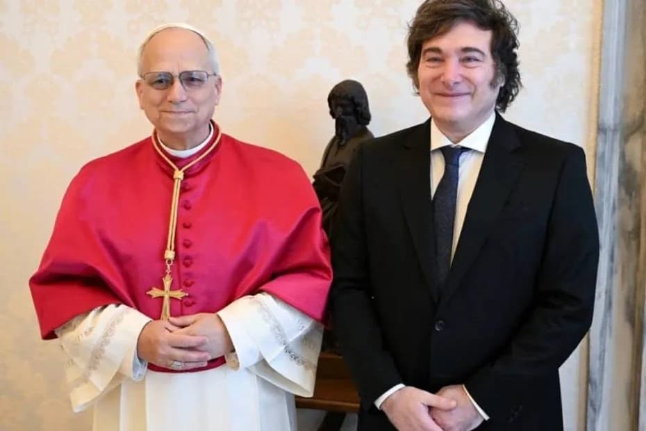El presidente Javier Milei junto al papa León XIV.