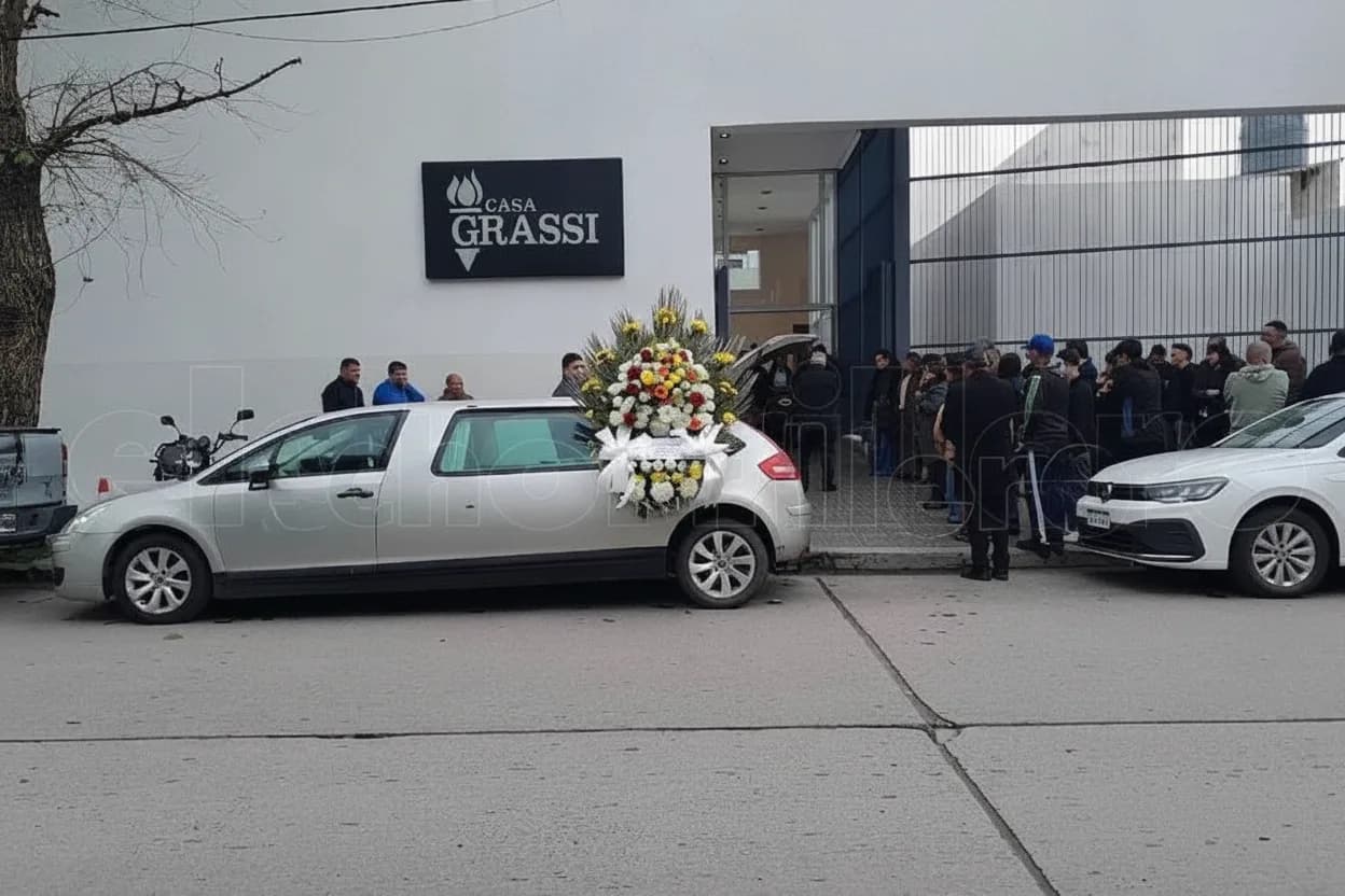 El momento del traslado de los restos al cementerio Parque de la Paz.