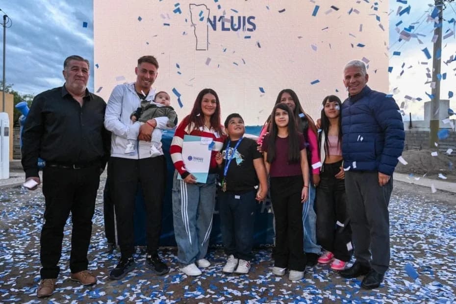 El gobernador Claudio Poggi entregó viviendas en La Calera.
