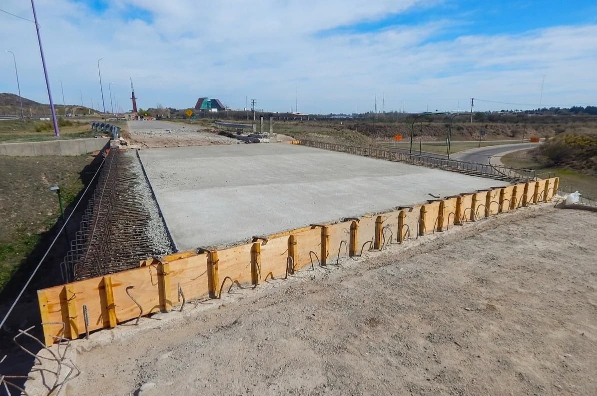 Con hormigón y nuevas losas, avanza la reconstrucción de los puentes de la avenida Eva Perón