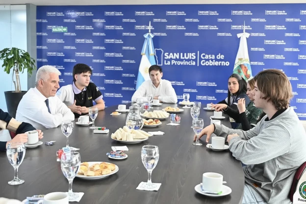 El desayuno de los estudiantes con el gobernador Claudio Poggi.