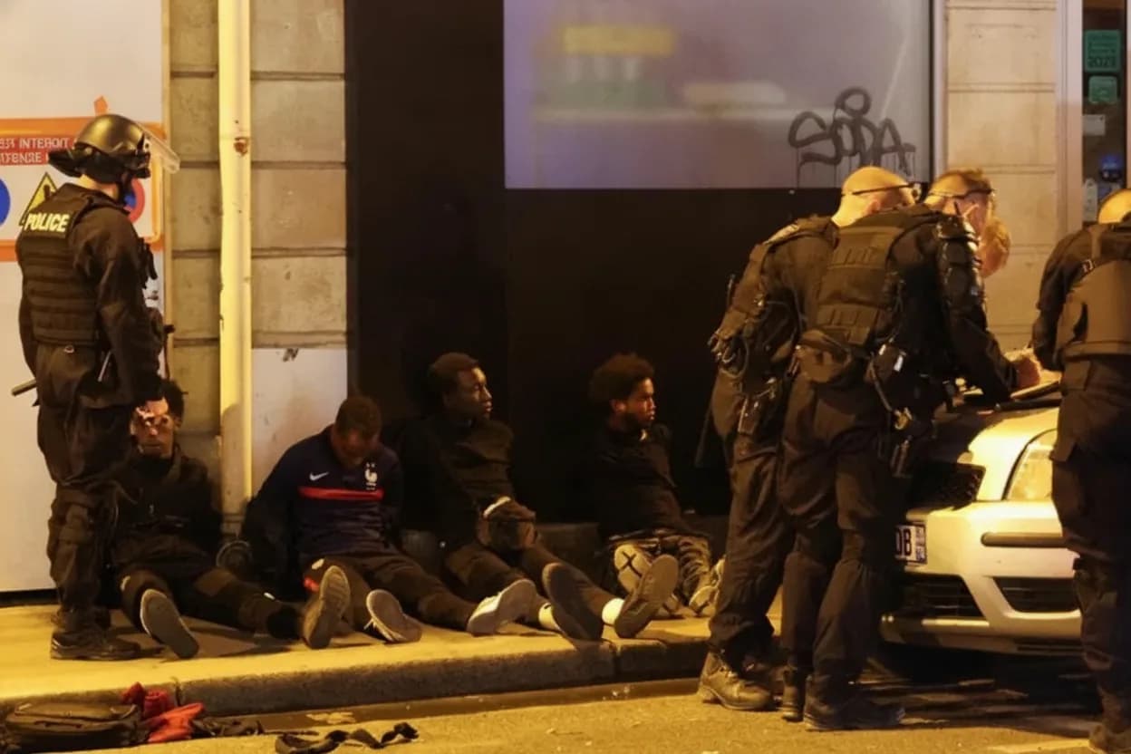 Al menos 40 detenidos y 31 heridos tras choques entre policías y estudiantes en Francia.