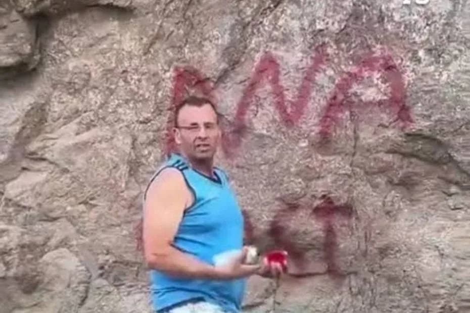 Parque Nacional Nahuel Huapi: vandalizó con grafitis las rocas y ahora deberá restaurarlas.