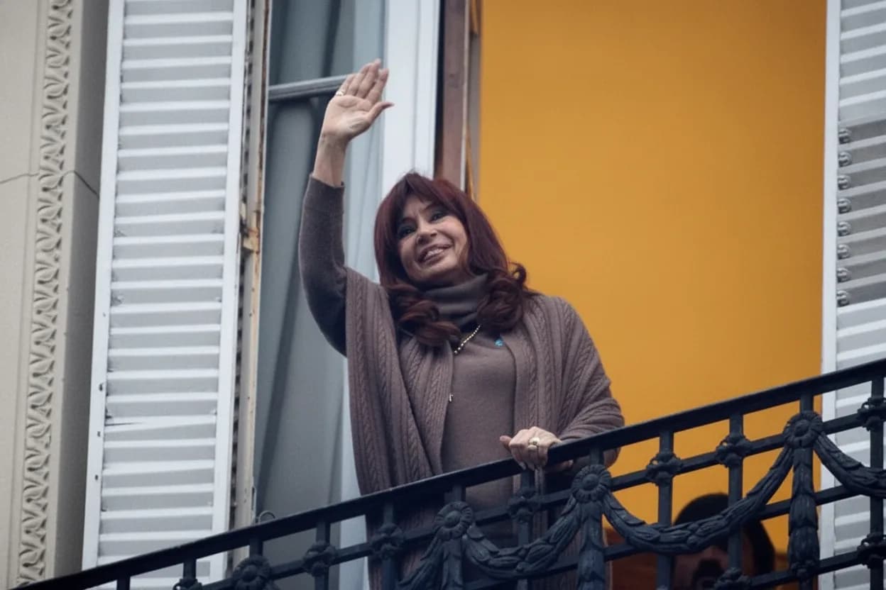 Cristina Kirchner fue condenada a seis años de prisión y a una inhabilitación perpetua para ejercer cargos públicos en la Causa Vialidad.