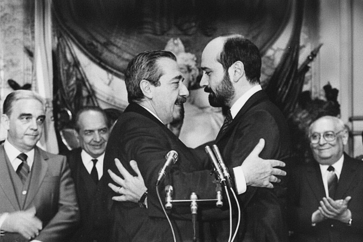 Raúl Alfonsín le toma juramente a Jesús Rodríguez.