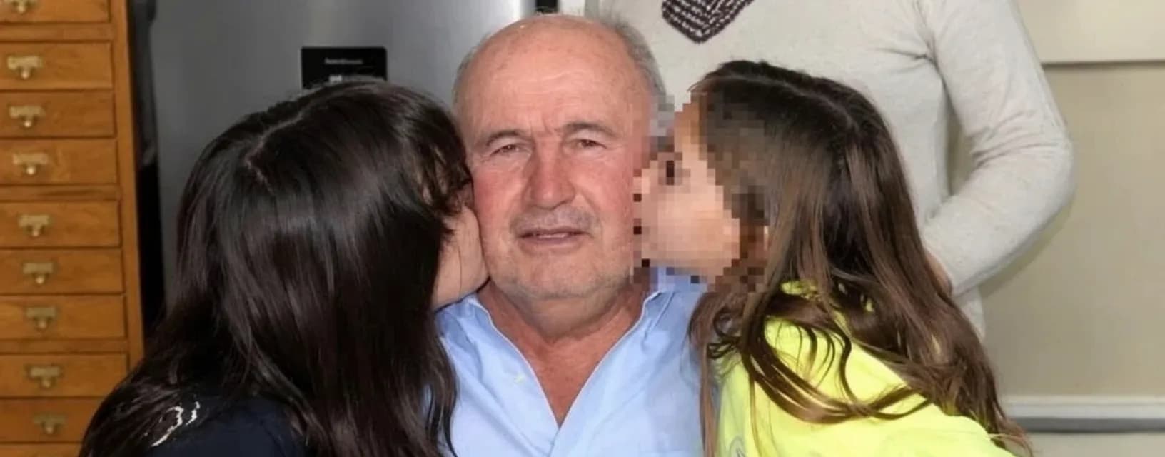 El productor rural Aníbal Dukardt (75) murió al ser embestido por un toro en un campo. En la foto, con sus dos nietas.