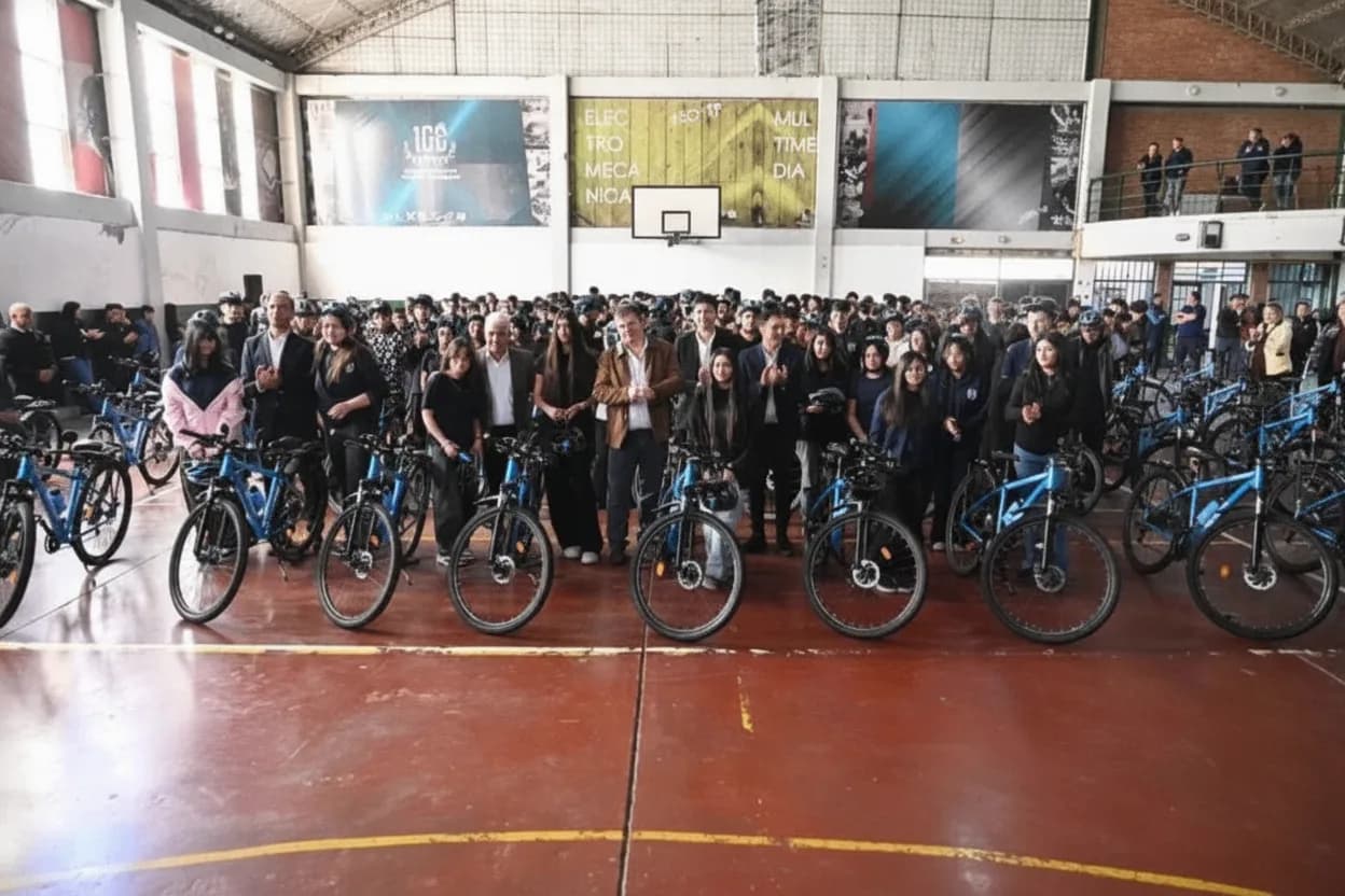 El gobernador Claudio Poggi entregó TuBi en la Escuela Industrial.