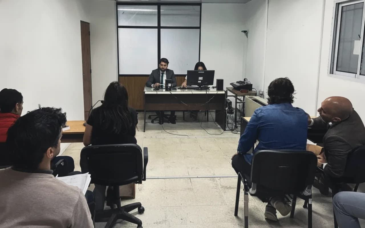 La reanudación de la audiencia de formulación de cargos.