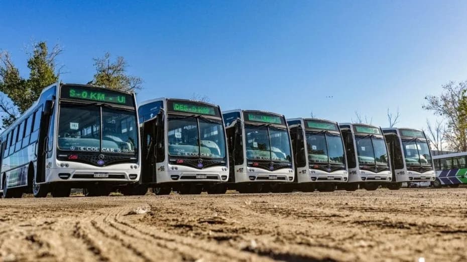 Poggi y el intendente Hissa presentaron seis nuevos colectivos y una barredora.
