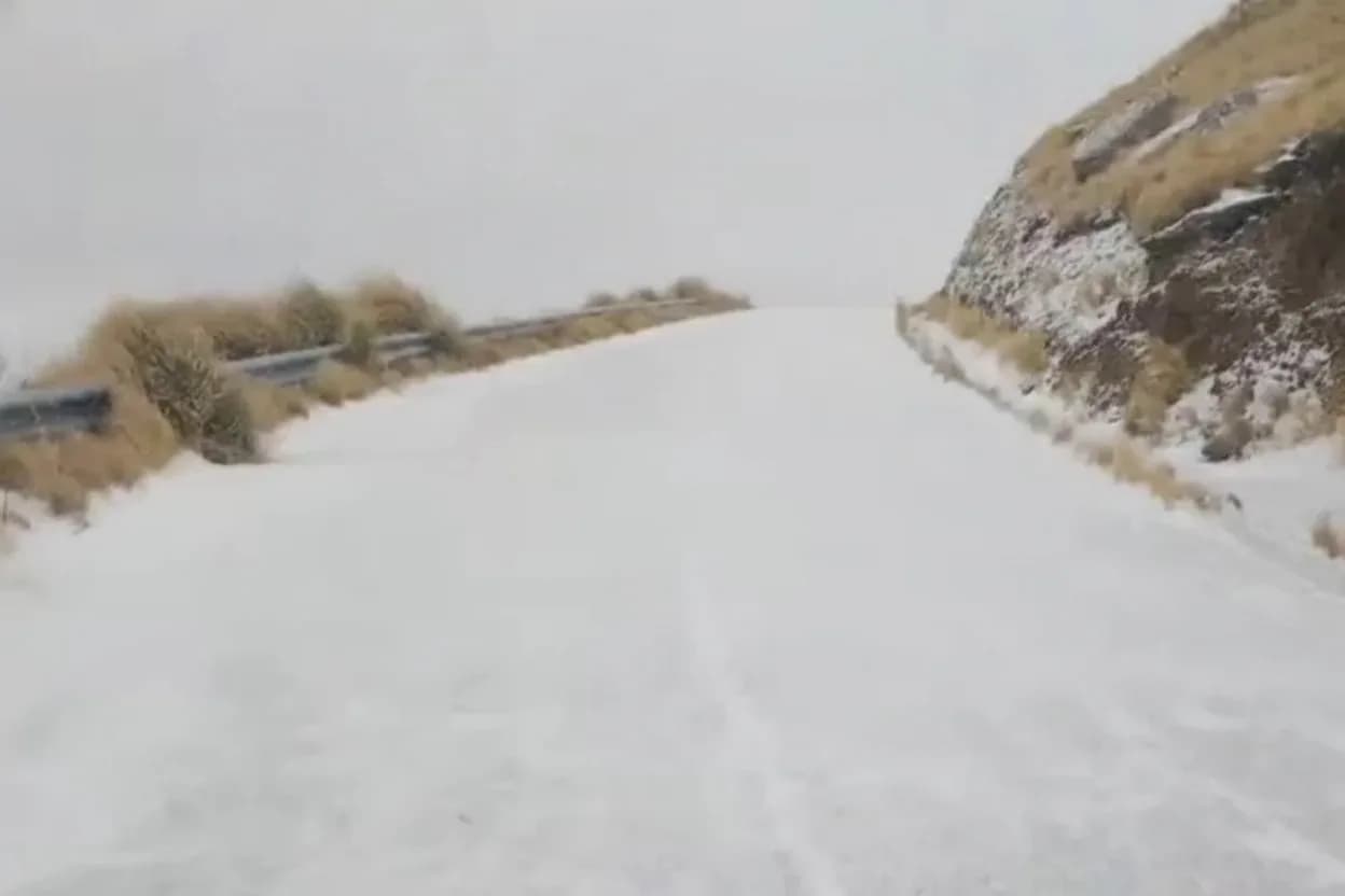 Merlo amaneció cubierta de blanco.