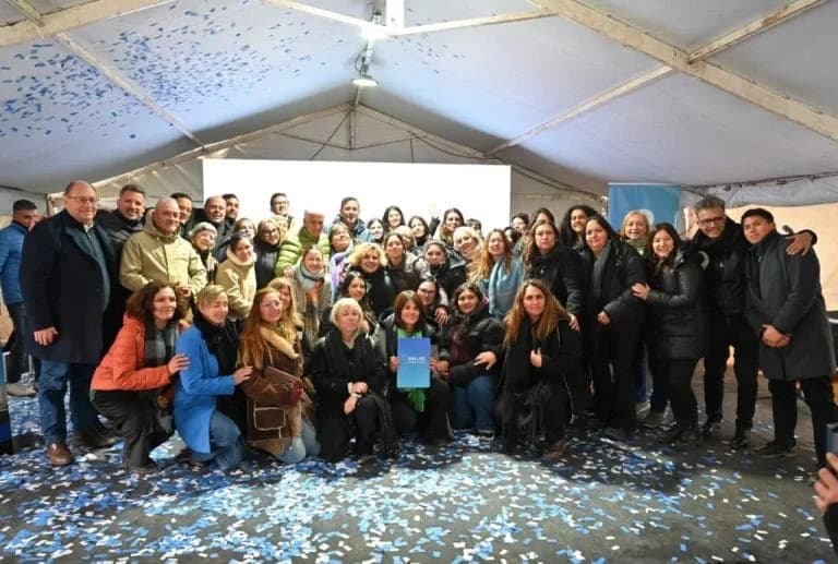El gobernador Poggi invitó a participar del acto a empleados públicos de las áreas vinculadas a vivienda.