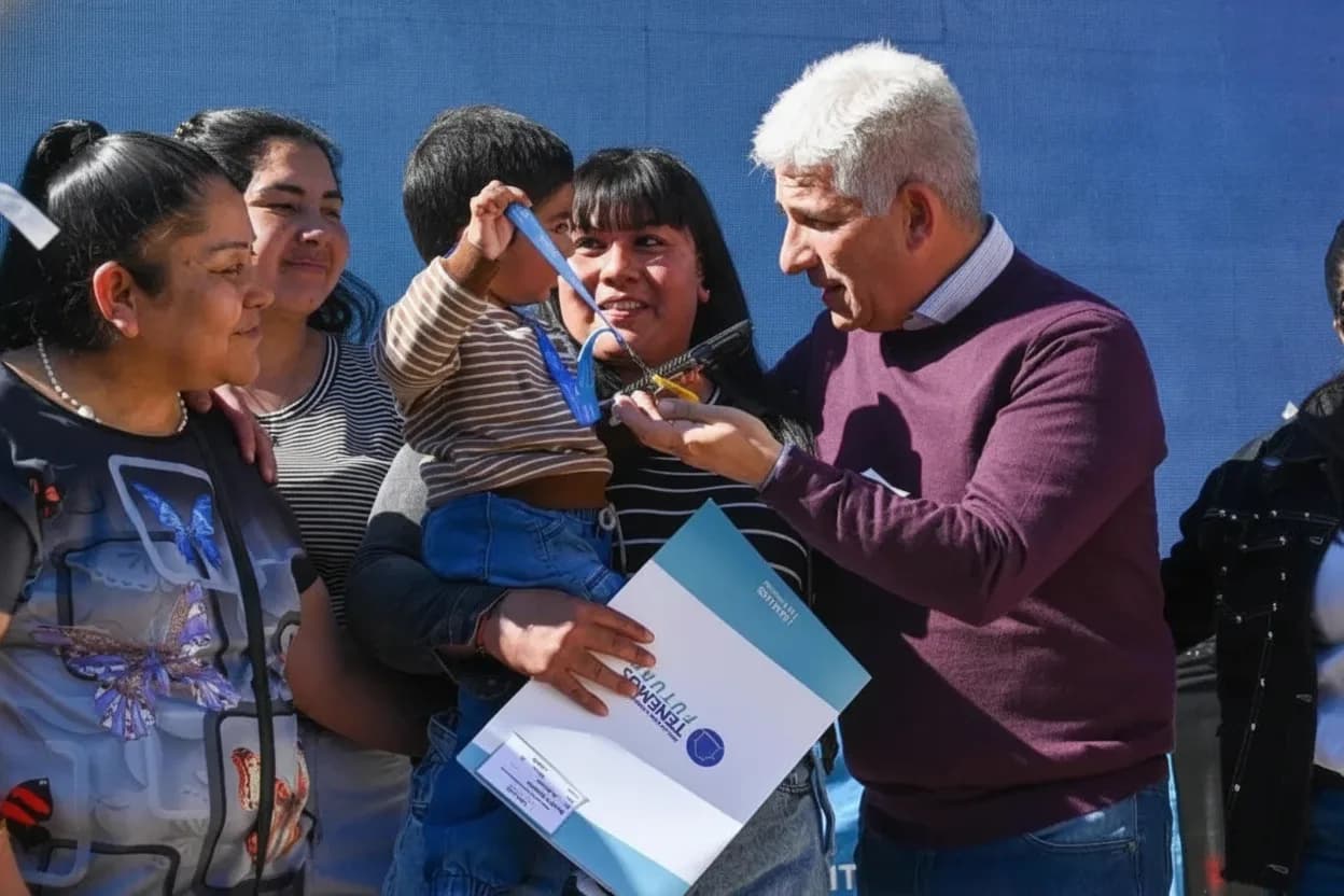 Entrega de viviendas en Luján.