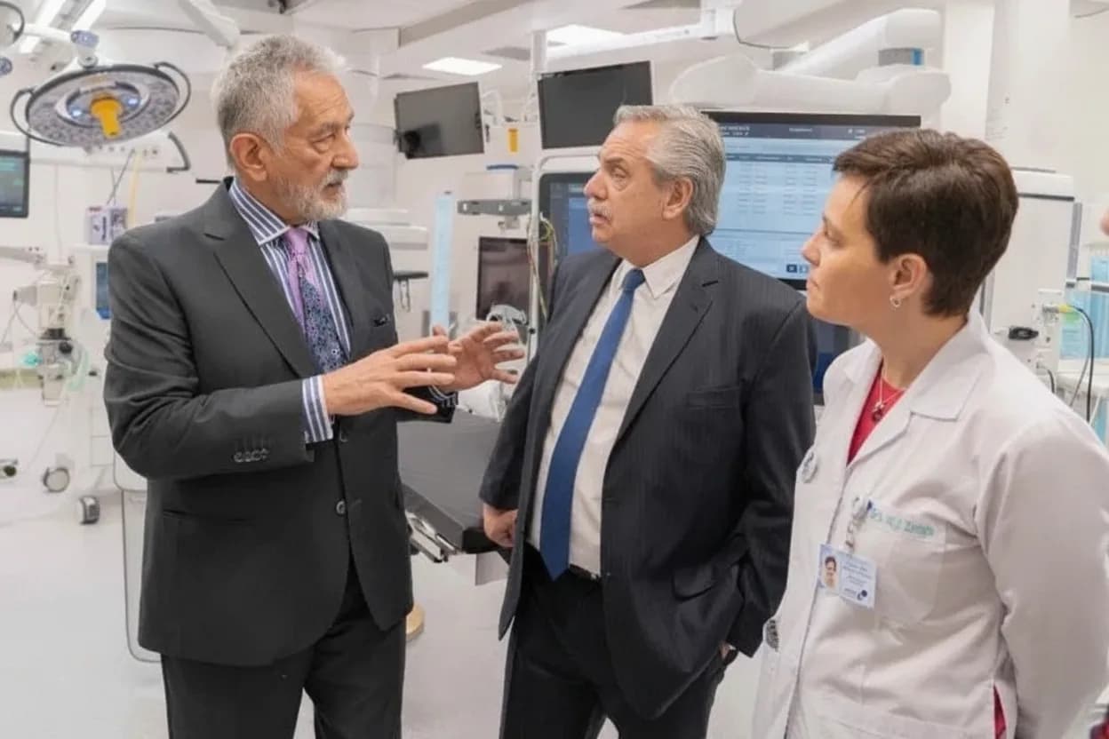 El ex gobernador Alberto Rodríguez Saá, junto al ex presidente Alberto Fernández y María José Zanglá, quien fue directora del Hospital Central Ramón Carrillo.