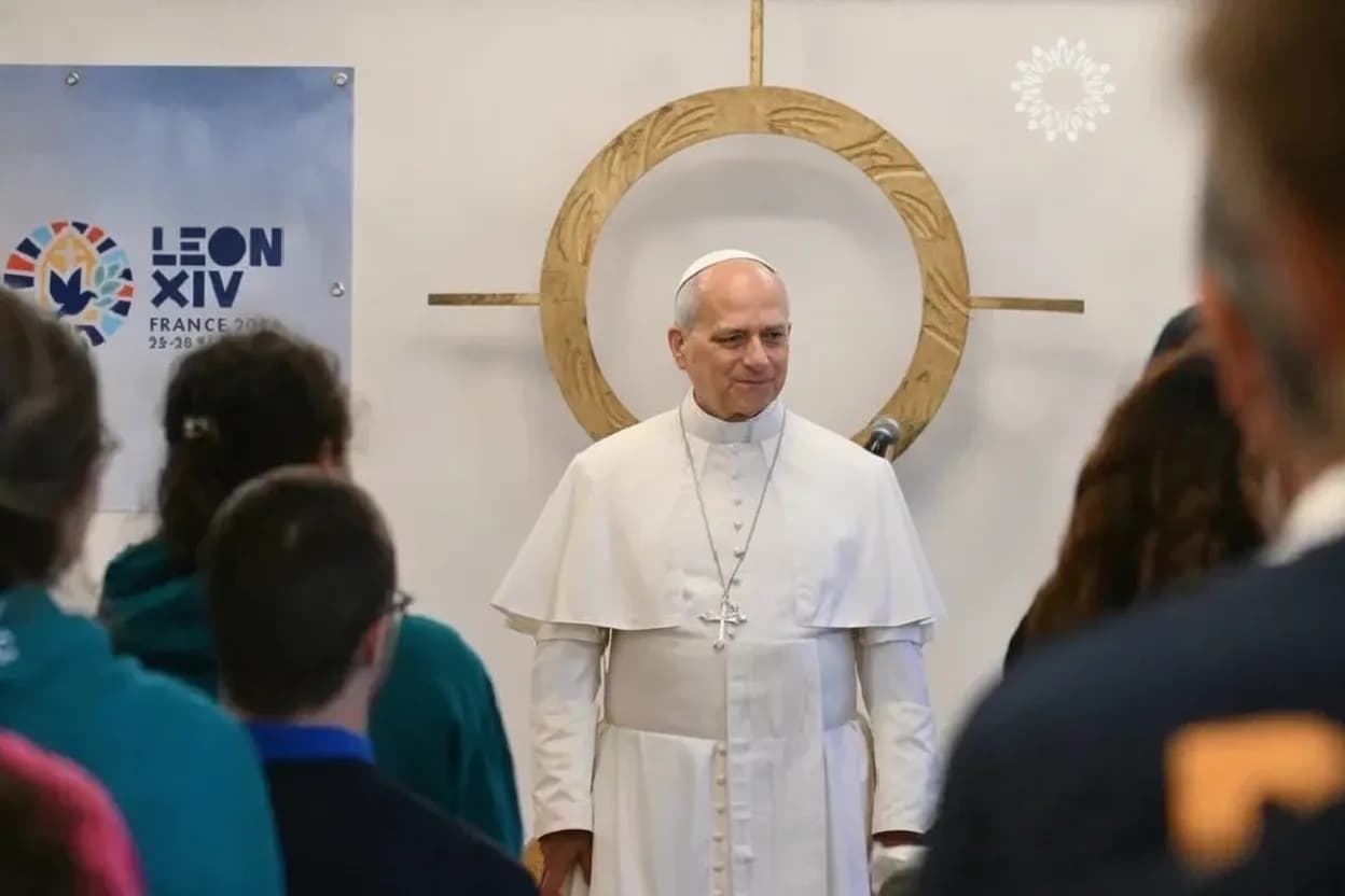 El Papa León XIV durante una visita al centro de apoyo e integración social Maison Bakhita en París, este sábado.