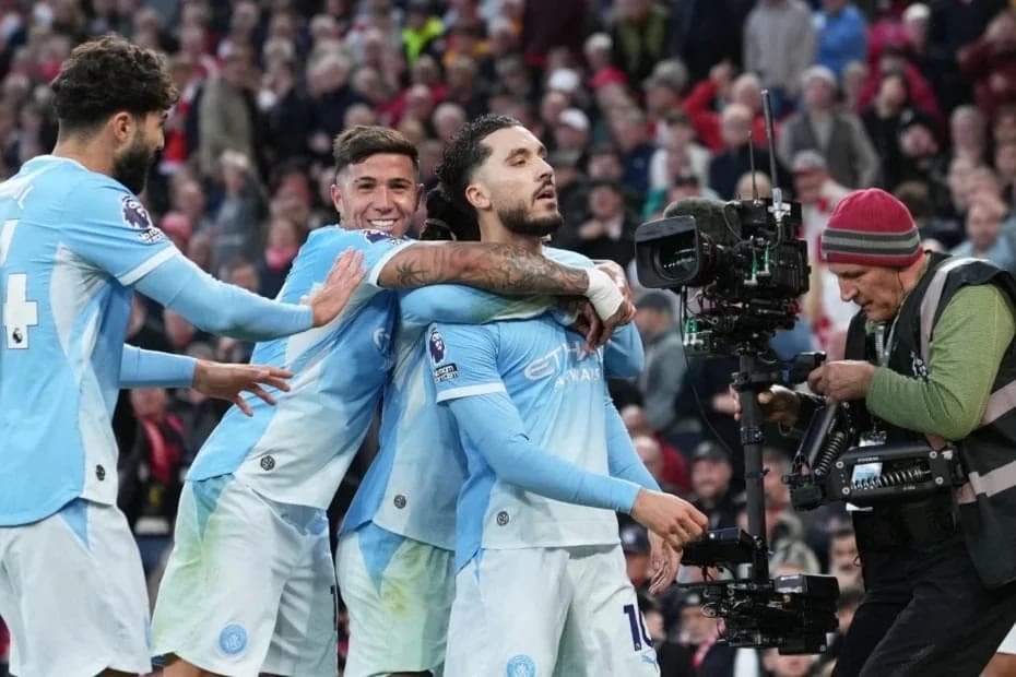 Manchester City respondió en la cancha a un recibimiento hostil en Anfield y derrotó 3-0 al Liverpool este domingo 11 de octubre, con goles de Erling Haaland, Jérémy Doku y Rayan Cherki.