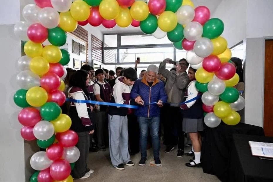 Poggi visitó dos escuelas de La Toma: inauguró la refacción de la Técnica N° 28 y supervisó las obras en la N° 114.