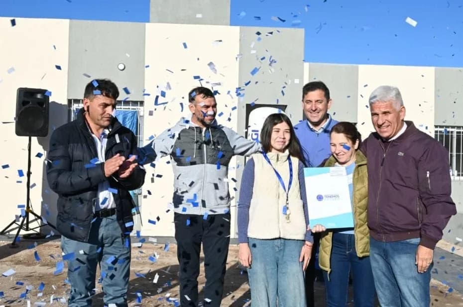 El gobernador Claudio Poggi entregó viviendas en Alto Pencoso.