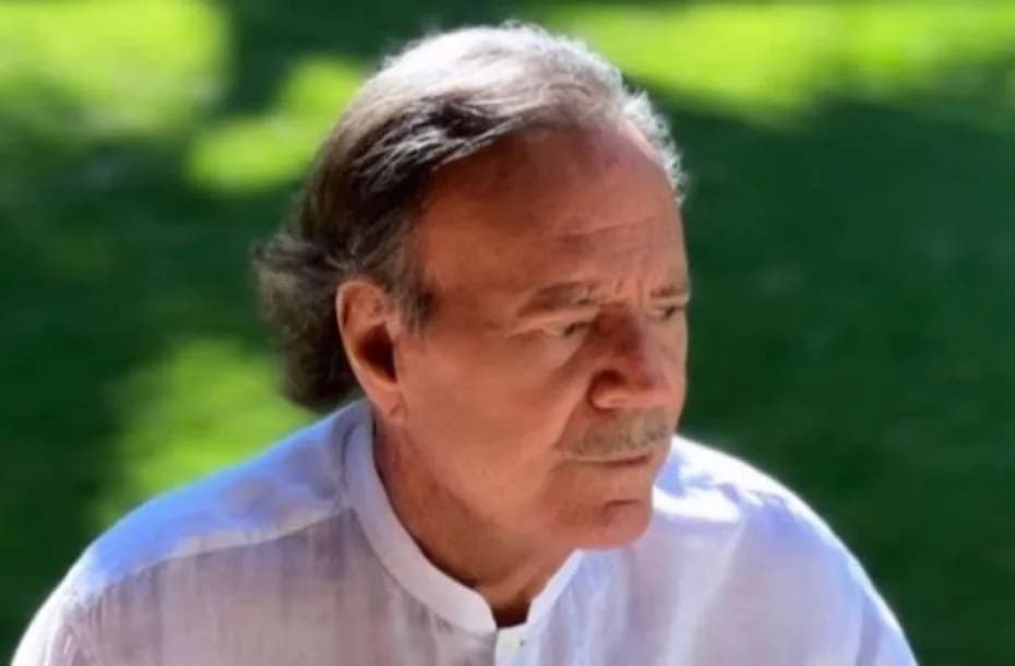 Julio Iglesias: un fiscal pidió que se lo investigue por abuso sexual y explotación laboral.