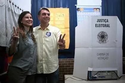 Flávio Bolsonaro y su esposa Fernanda votaron en Río de Janeiro (AFP)