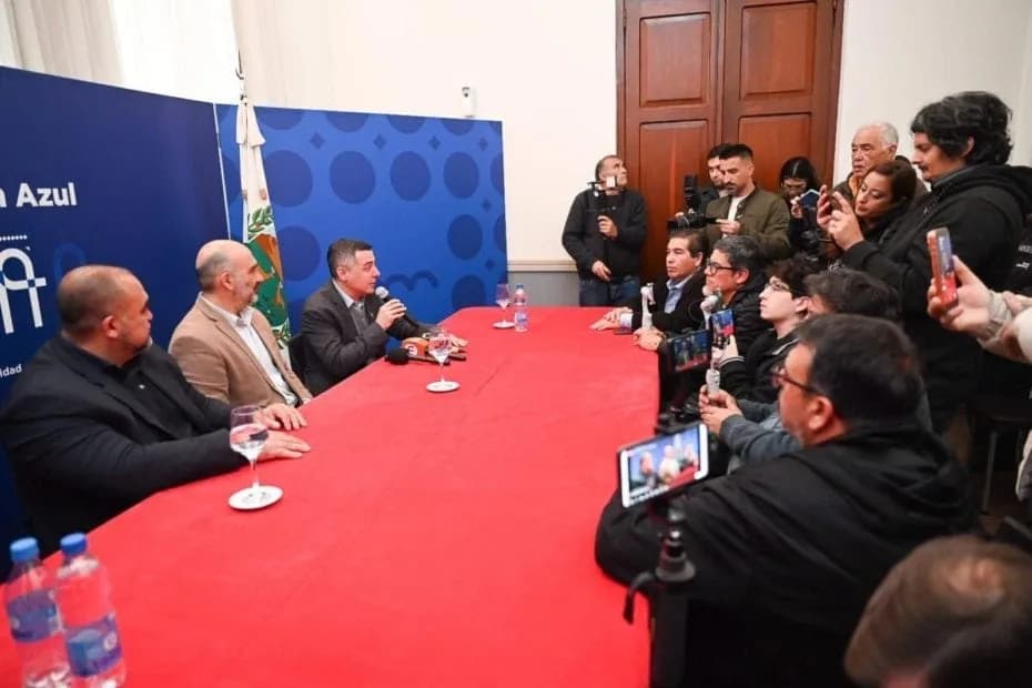 El intendente Maximiliano Frontera; el ministro de Desarrollo Productivo Sustentable, Federico Trombotto, y el rector de la UPrO, Rudy Cámera, en la conferencia de prensa.