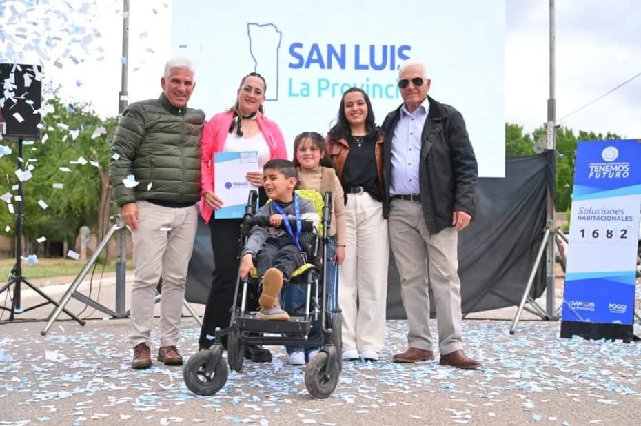 El gobernador Claudio Poggi entregó viviendas en Navia.