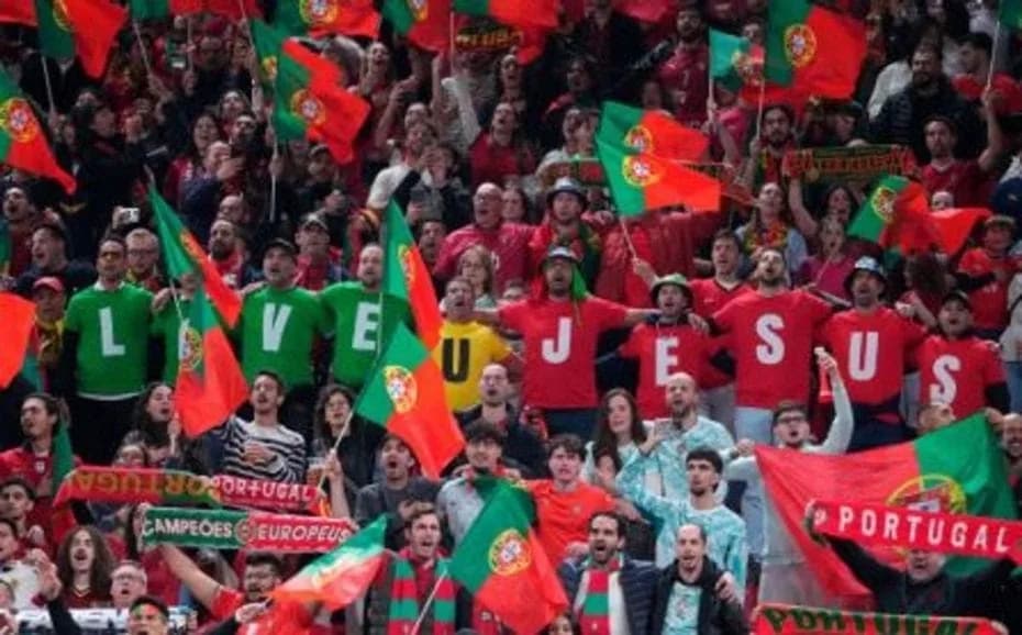 Un grupo de hinchas portugueses respaldó al DT.