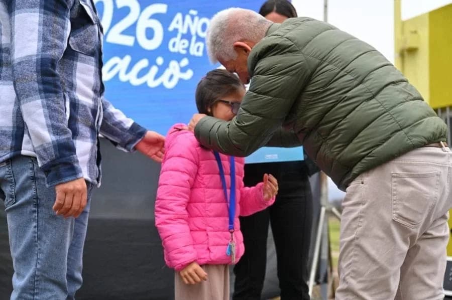 El gobernador Claudio Poggi entregó viviendas en Fortuna.