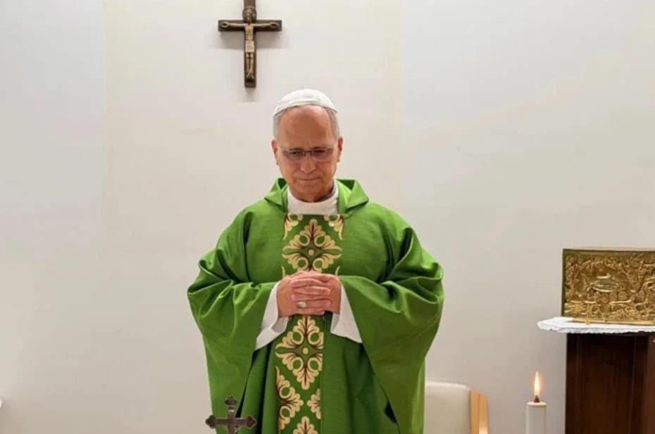 En esta imagen, distribuida por Vatican Media el 16 de octubre de 2026, el papa León XIV celebra misa en el policlínico Agostino Gemelli de Roma, donde se recupera tras la extracción de un tumor en su pulmón derecho.