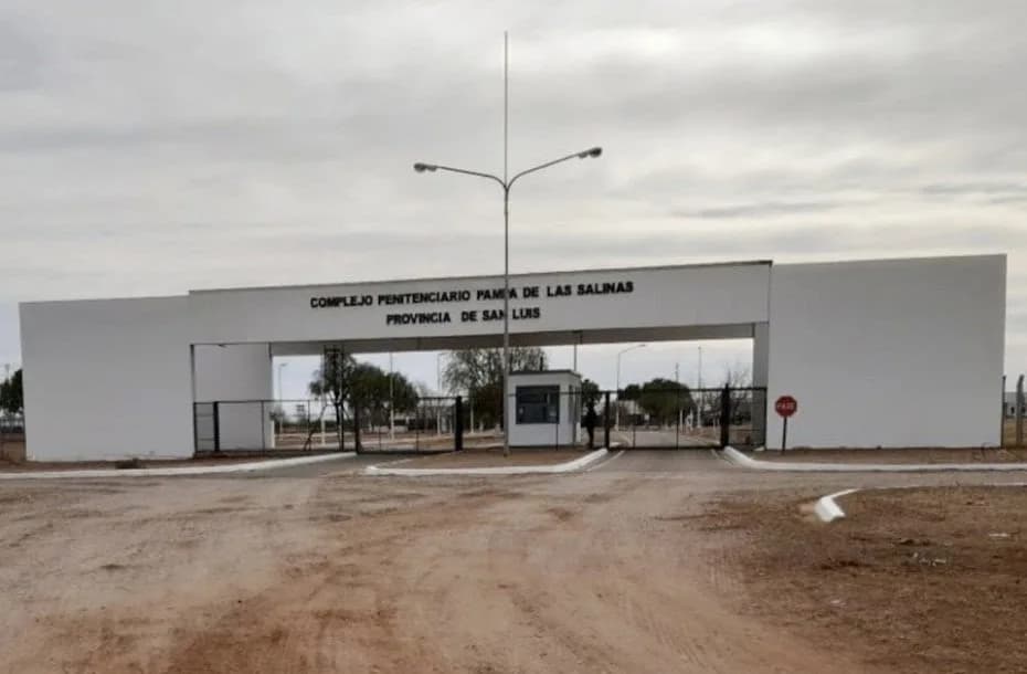 El ingreso al complejo de Pampa de Las Salinas, en el norte provincial.