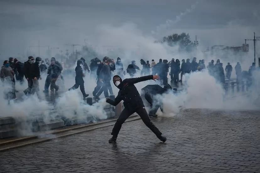 Personas se enfrentan a la policía durante una manifestación contra el alto costo de la vida en Burdeos.