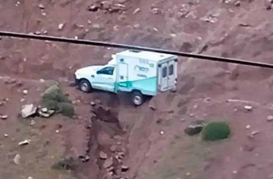 La ambulancia fue rescatada y todos sus ocupantes resultaron ilesos. (Foto: Facebook Reflejo Neuquino)