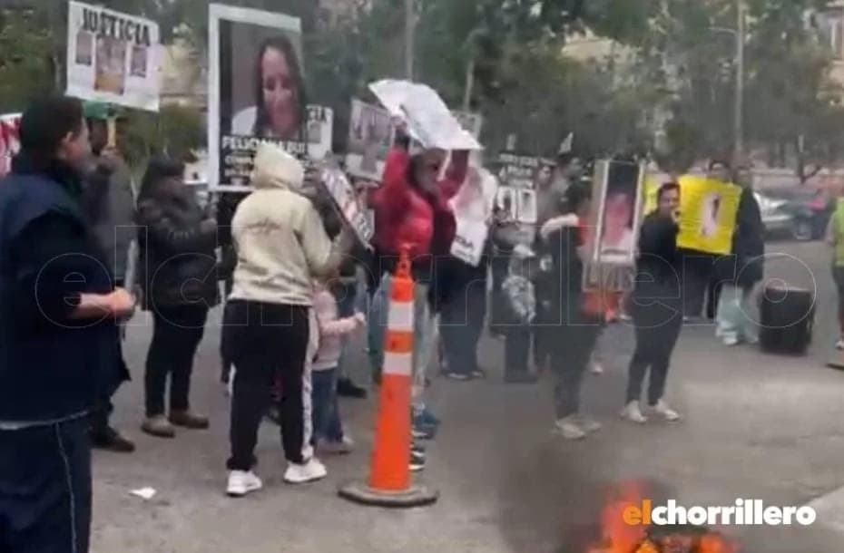 Familiares de víctimas de cuatro homicidios y de un joven desaparecido reclamaron justicia frente a Tribunales.