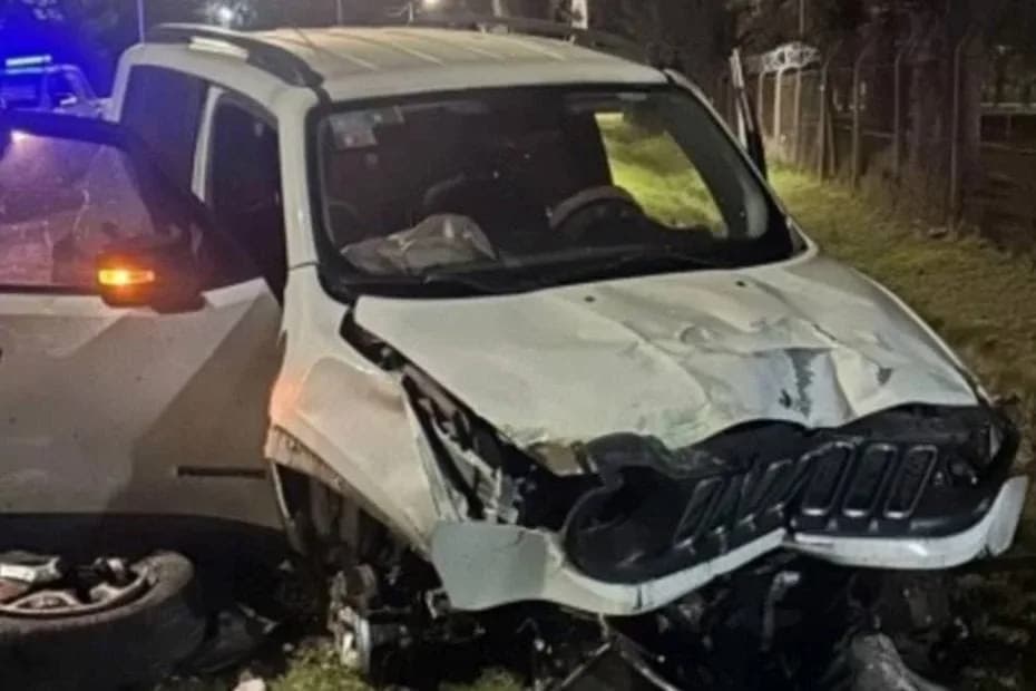 Se filmó mientras manejaba a 140km/h y chocó contra un poste.
