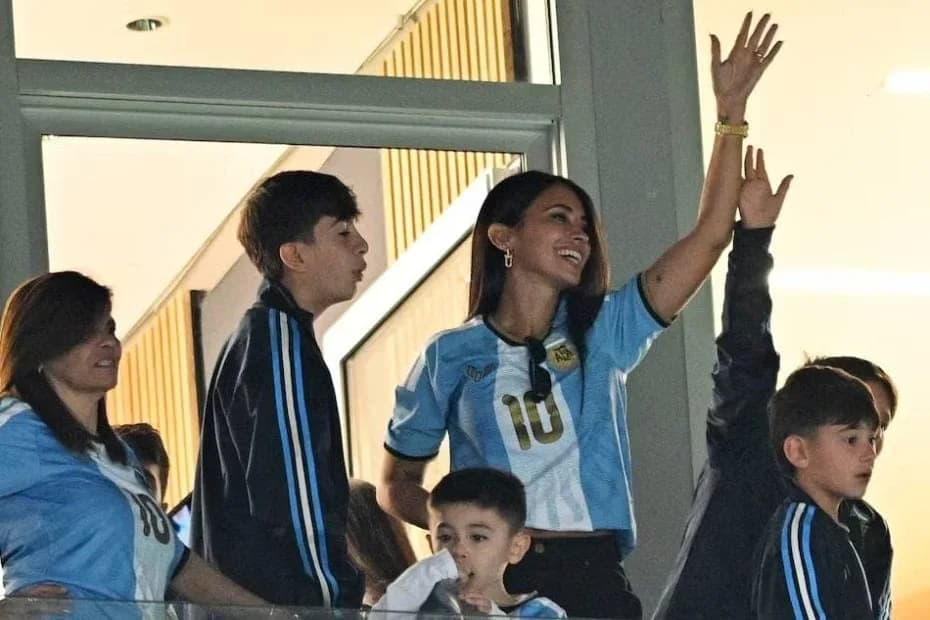 Antonela Roccuzzo y sus hijos en la despedida de Lionel Messi.