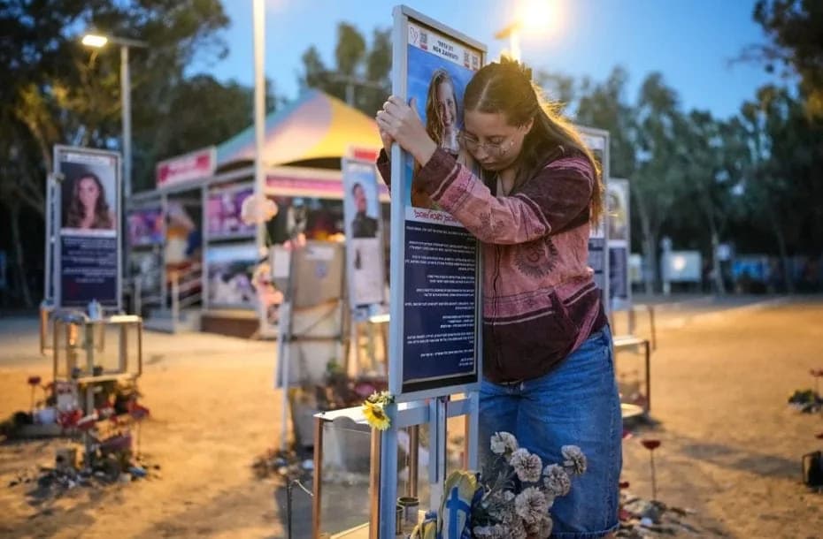 Raz Zarfati, hermana de Ron Zarfati, asesinada en el ataque de Hamás a Israel el 7 de octubre de 2023, asiste a un acto de recuerdo en el tercer aniversario del ataque en el recinto del festival musical Nova cerca del kibbutz Reim, en el sur de Israel, el miércoles 7 de octubre de 2026. (AP Foto/Ohad Zwigenberg) License this photo