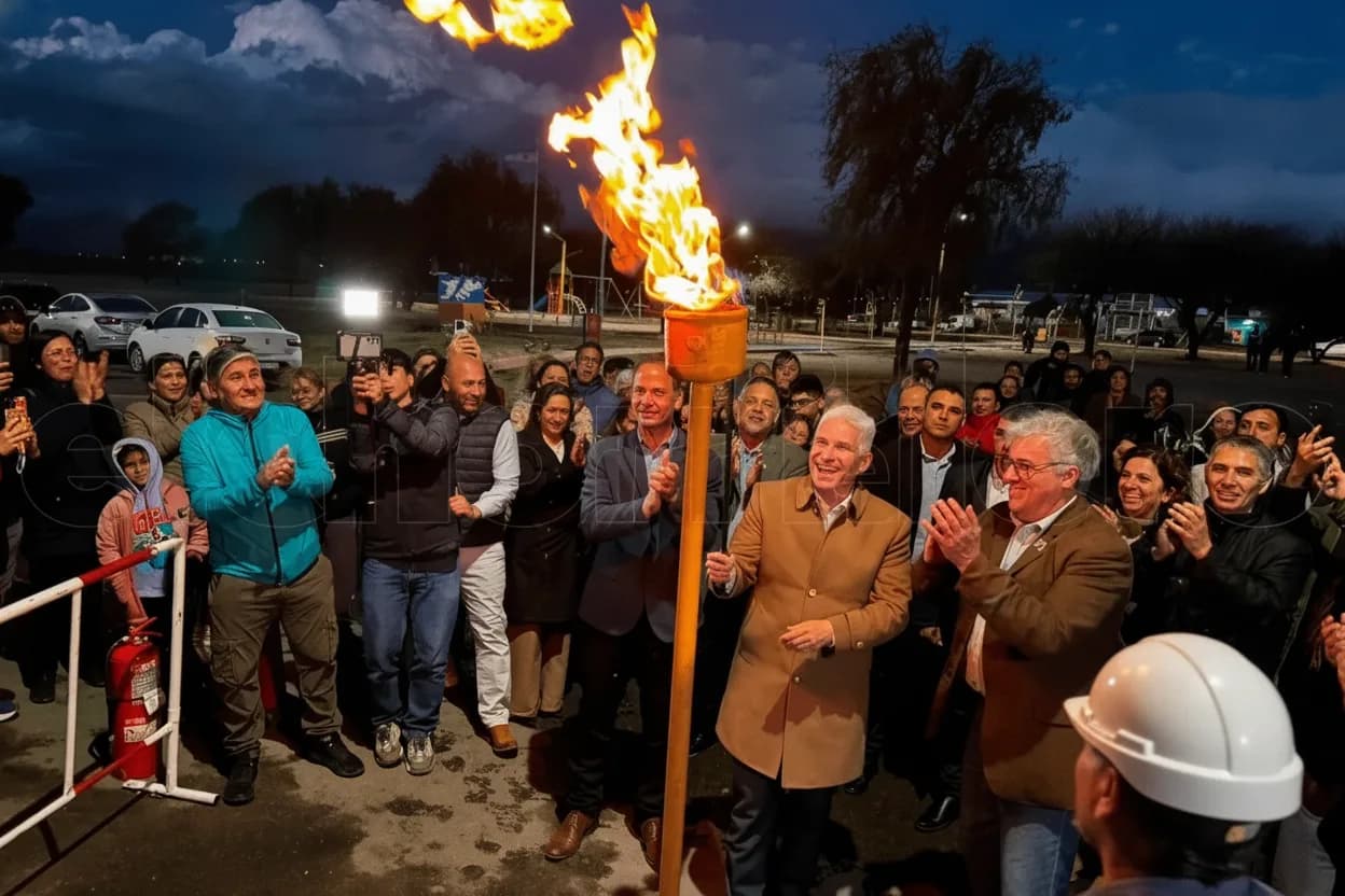 El encendido de la llama que dejó formalmente habilitada la última etapa de la red.