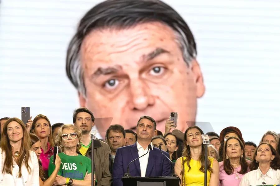 Fotografía de archivo del 28 de julio de 2026 que muestra al senador Flávio Bolsonaro (c) reaccionando durante la transmisión de un video de su padre, el expresidente Jair Bolsonaro enviando un mensaje de apoyo. EFE/ Isaac Fontana