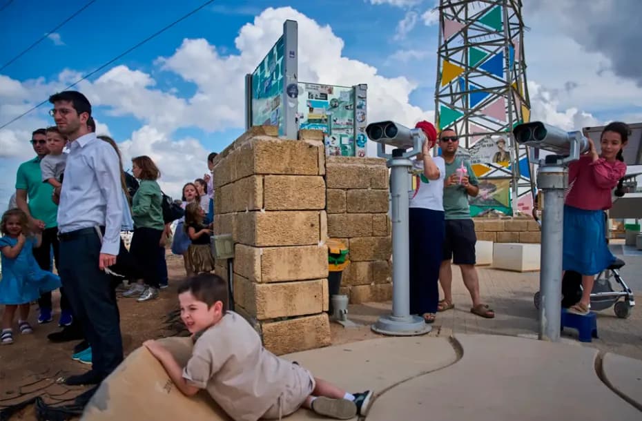 Visitantes se reúnen en una colina con vistas a la Franja de Gaza en Sderot, en el sur de Israel, el jueves 1 de octubre de 2026.