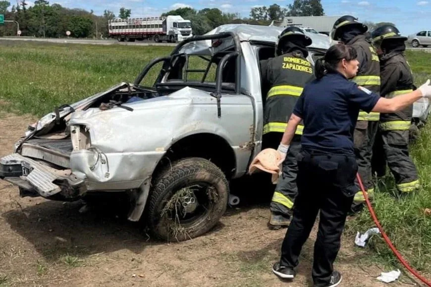 El personal de rescate trabaja sobre la estructura de la camioneta Ford Ranger para asistir a las personas atrapadas tras el violento despiste.